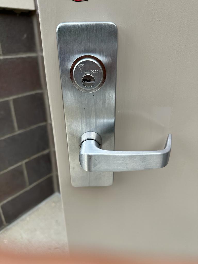 Exit device installed in Cleveland OH - Advanced lock and key (3)