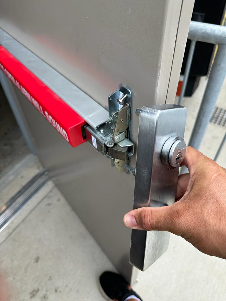 Exit device installed in Cleveland OH - Advanced lock and key (4)